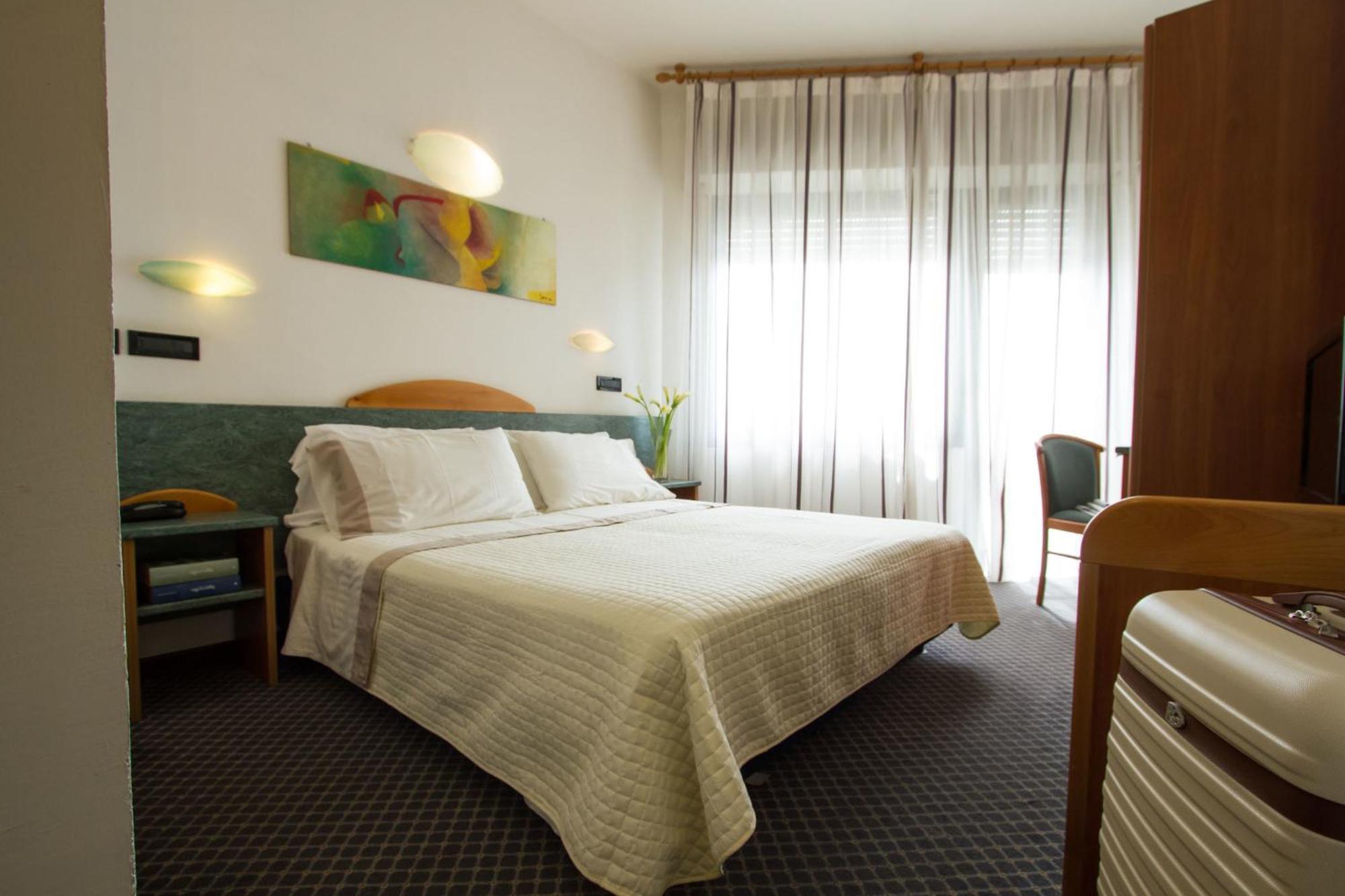 Double or Twin Room,124404282:JPEG