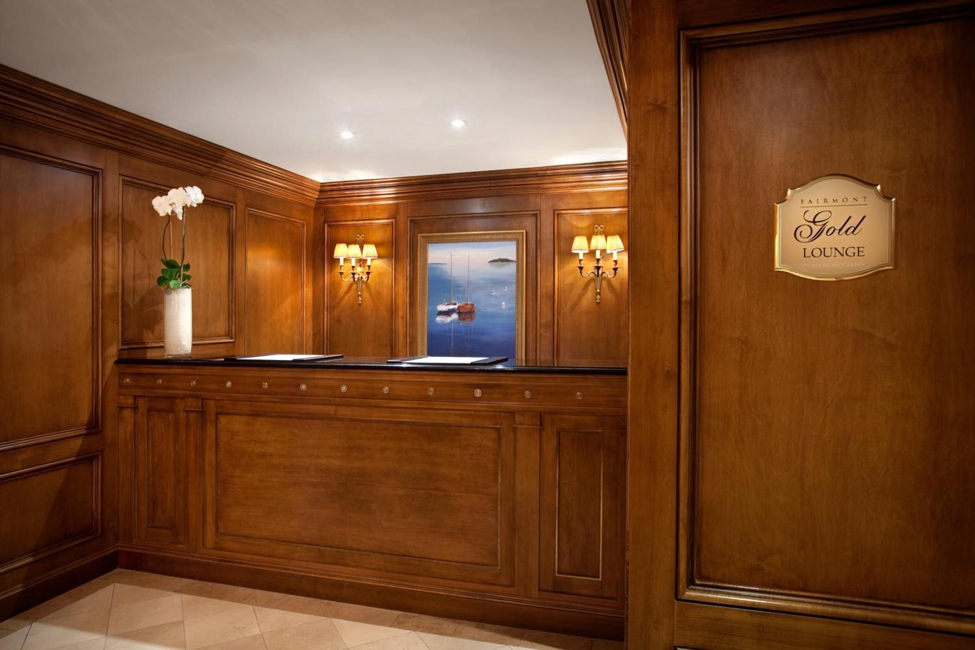 Suite Fairmont Gold de 1 dormitorio con 1 cama extragrande y acceso al salón