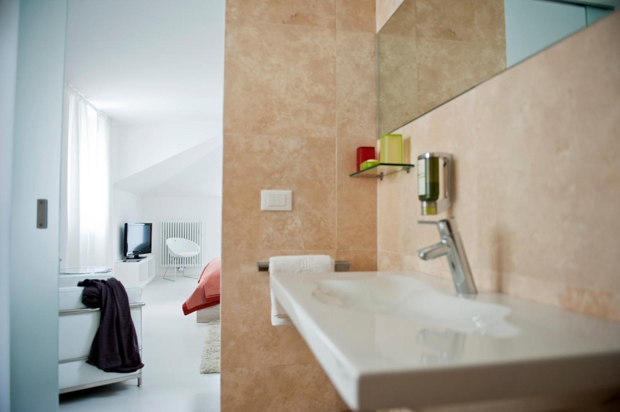 Loft Suite with Hot Tub,704987491:JPEG