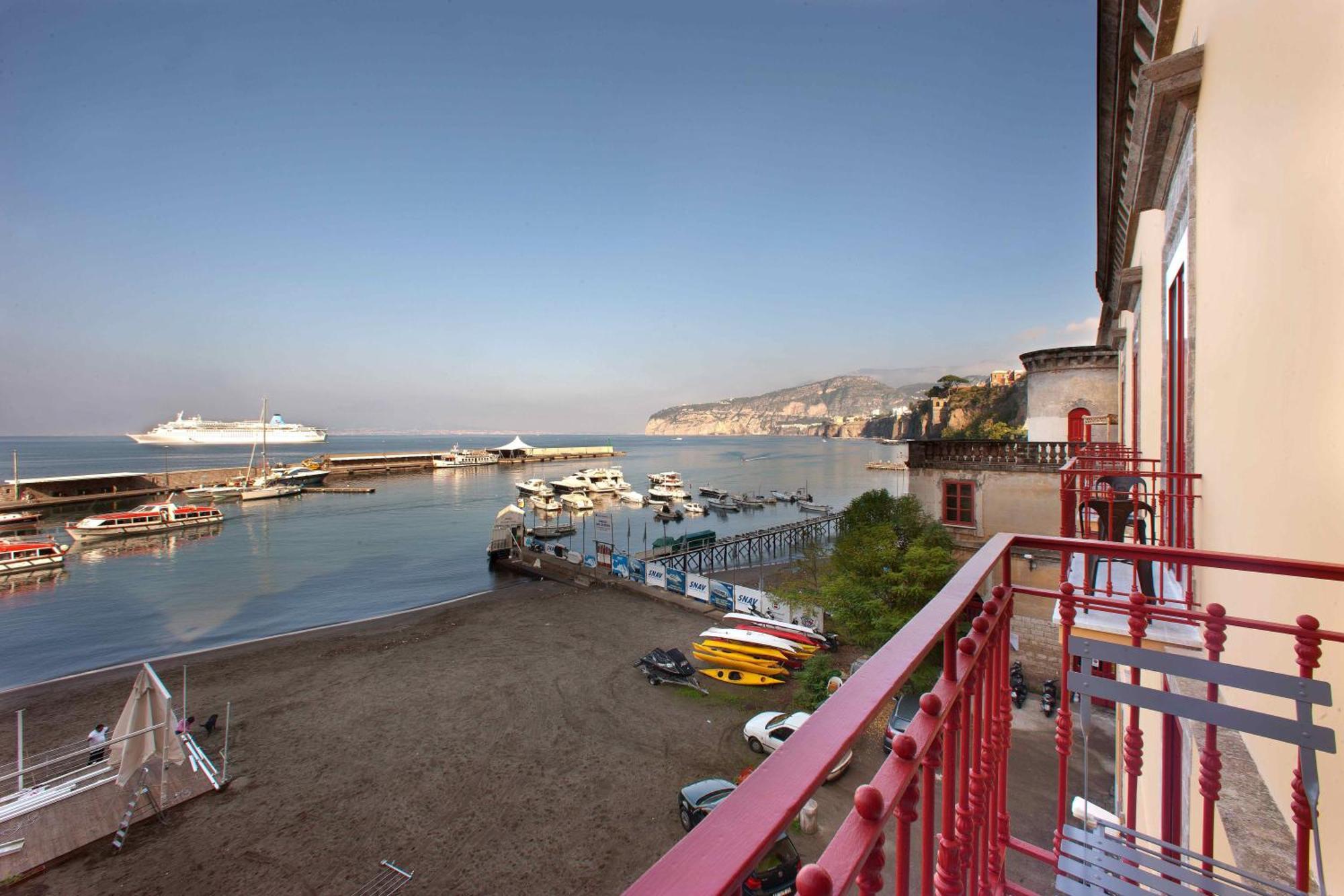 Camera Matrimoniale Deluxe con Balcone e Vista Mare