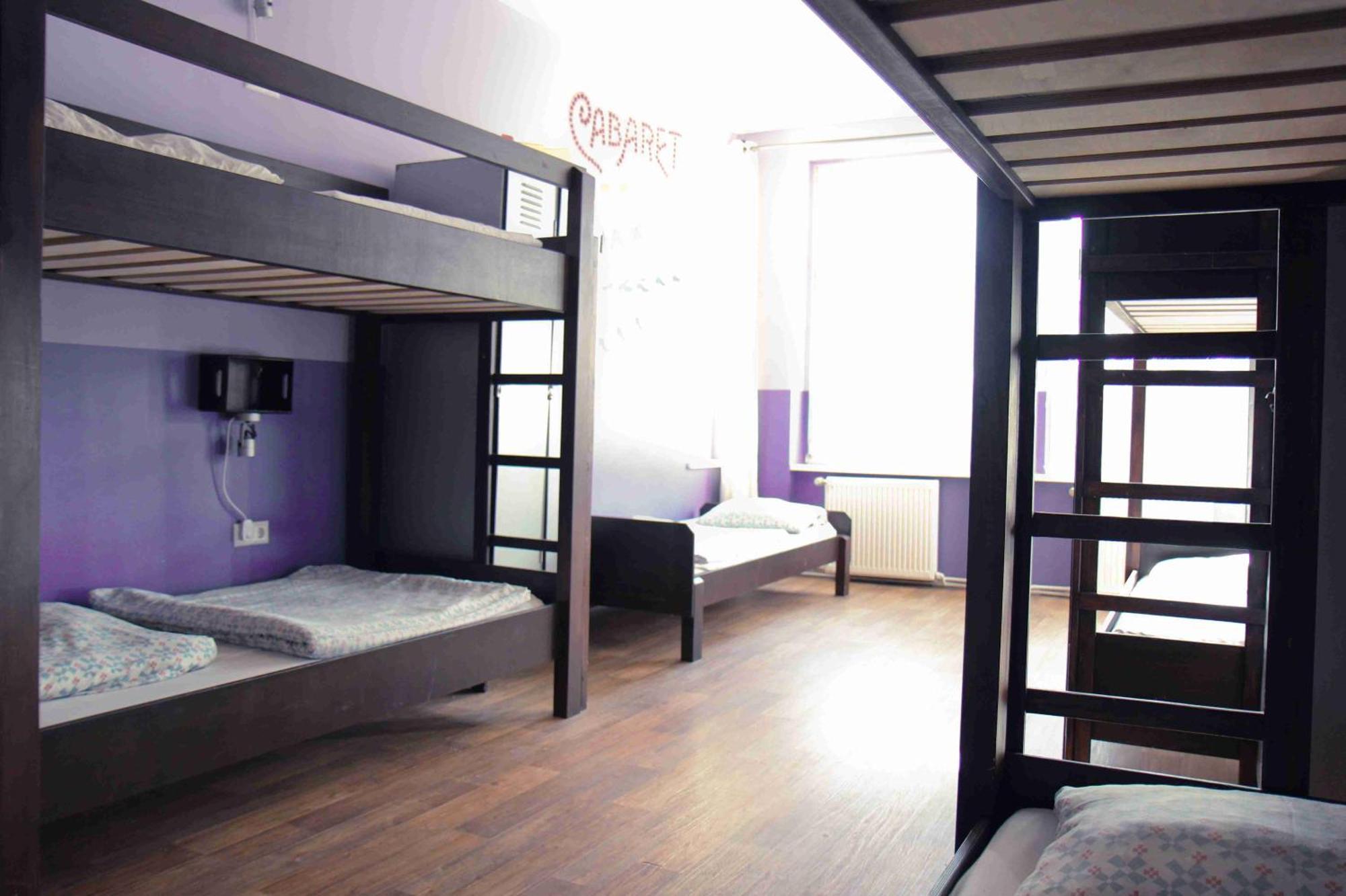 Posto Letto in Dormitorio Misto con 8 Letti
