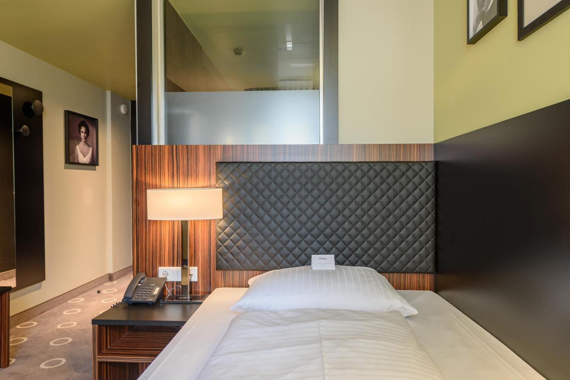 Single Room,710184451:JPEG