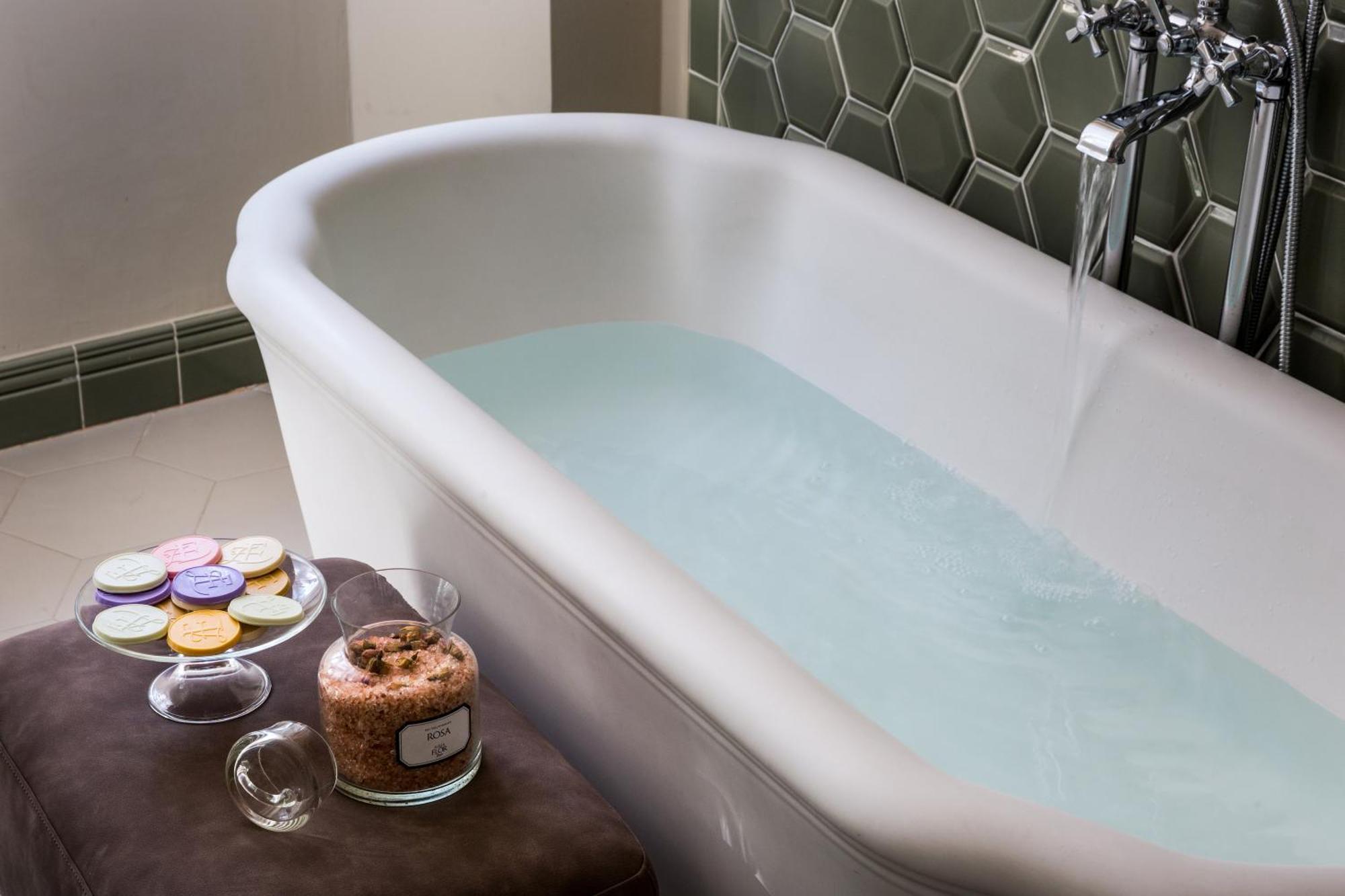 Executive Double Room Bathtub