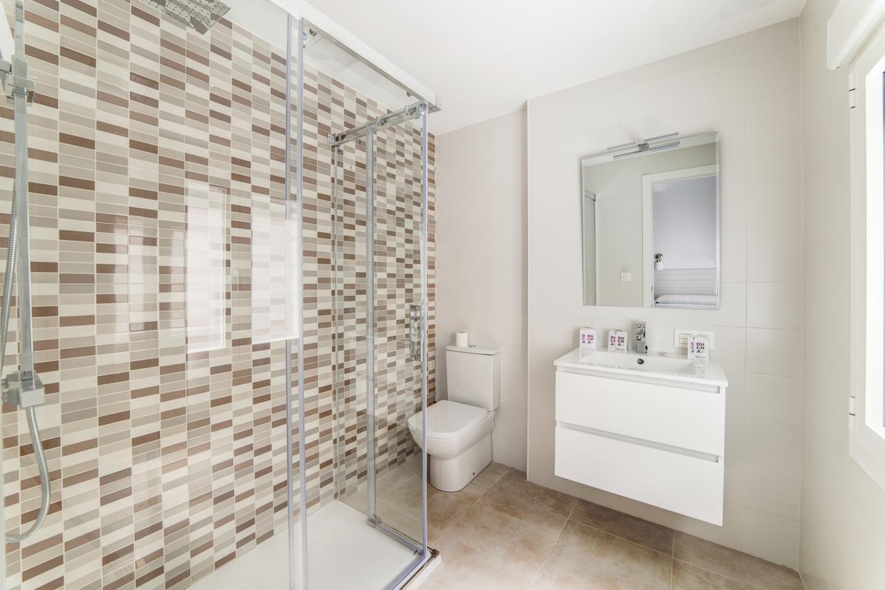 Triple Room Bathroom,717990637:JPEG