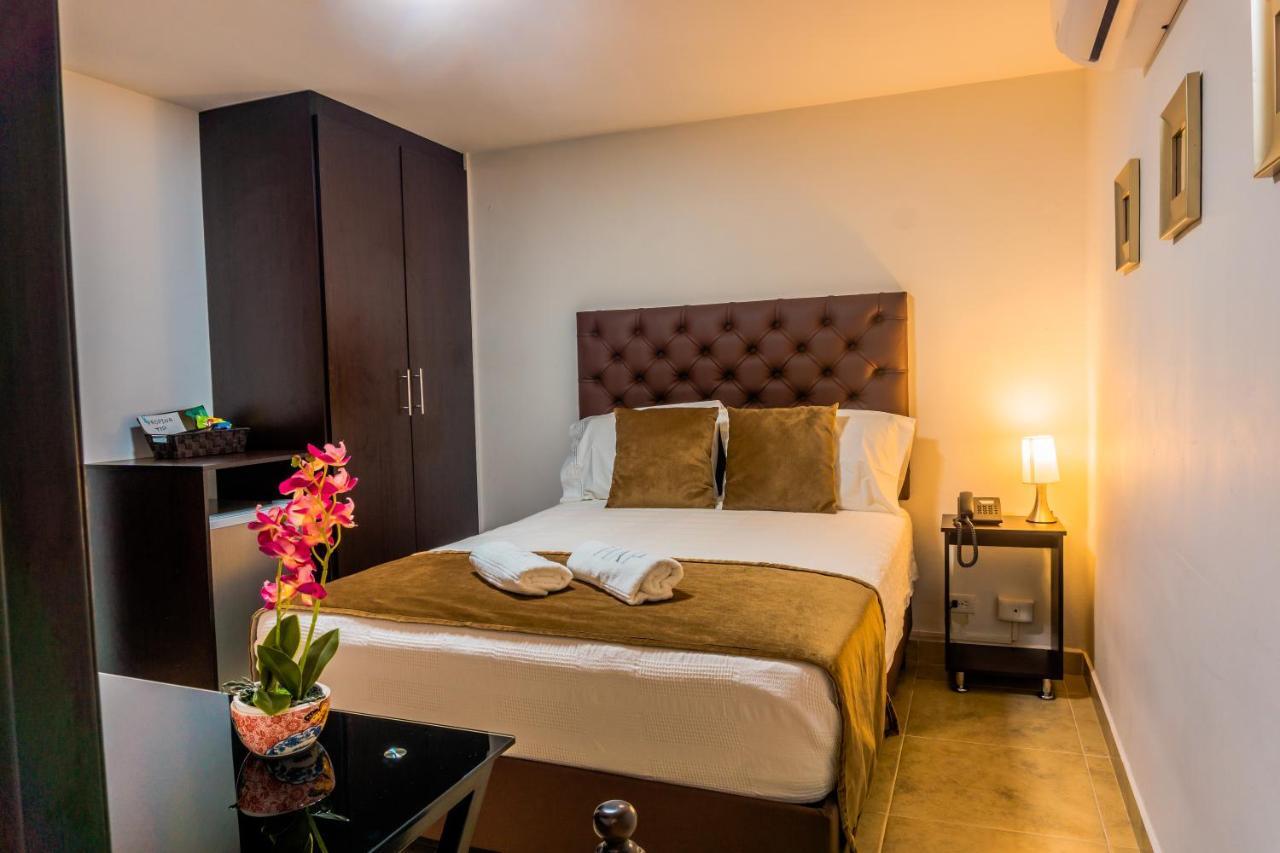 Habitación con cama grande