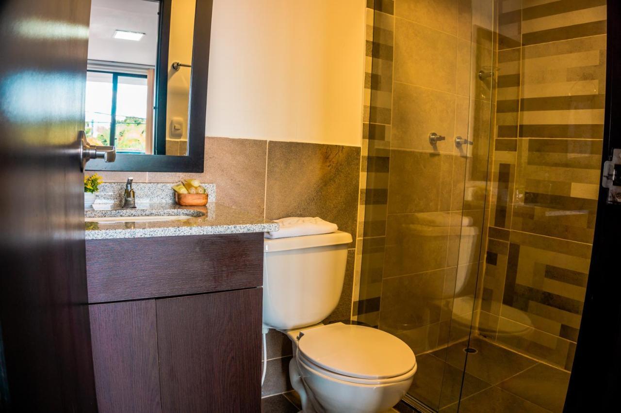 Habitación con cama grande y balcón