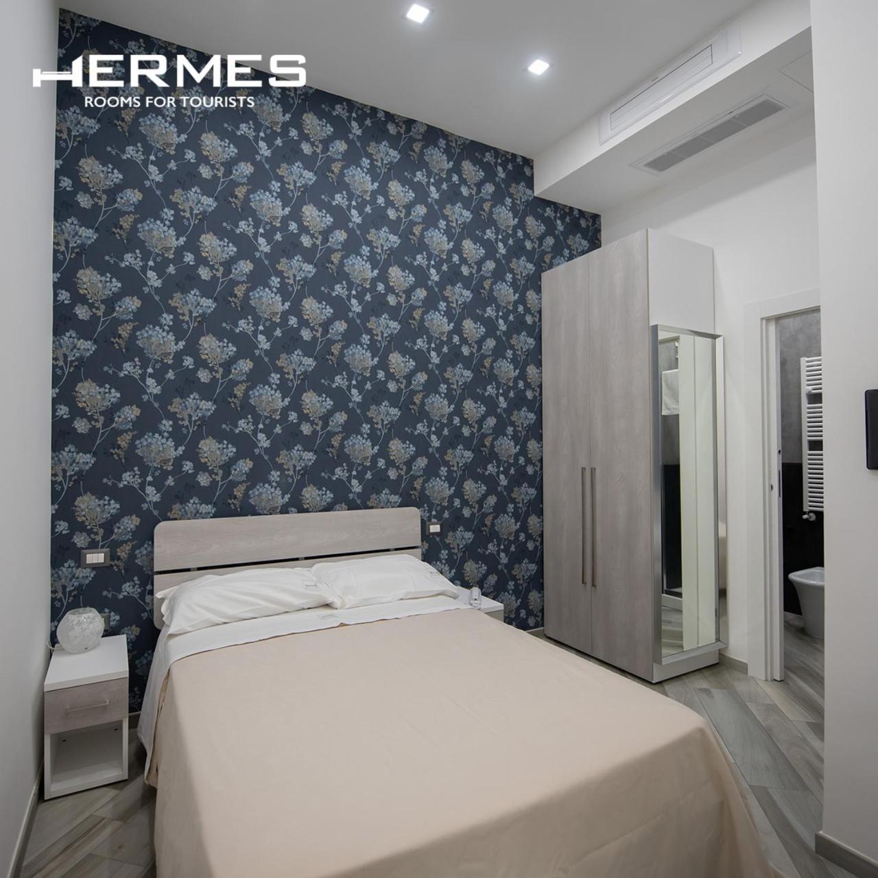 Small Double Room,736117681:JPEG