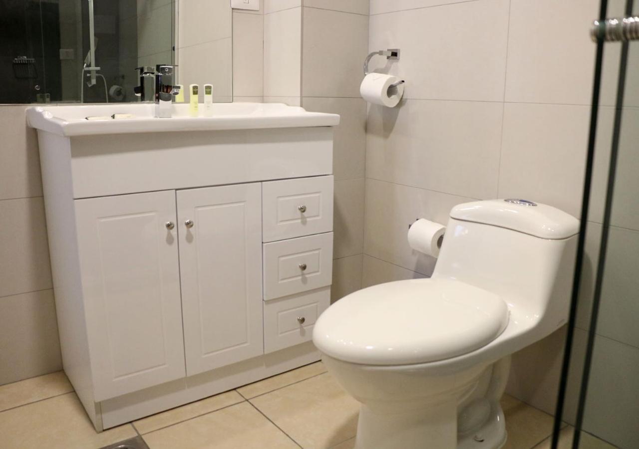 Habitación con cama grande