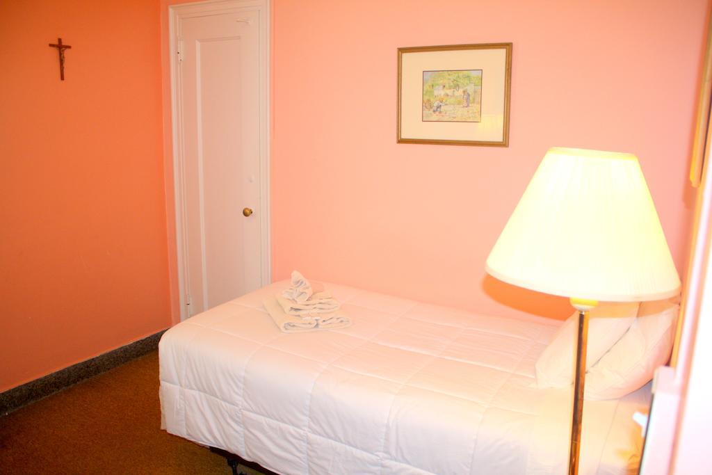 Single Room,706357852:JPEG
