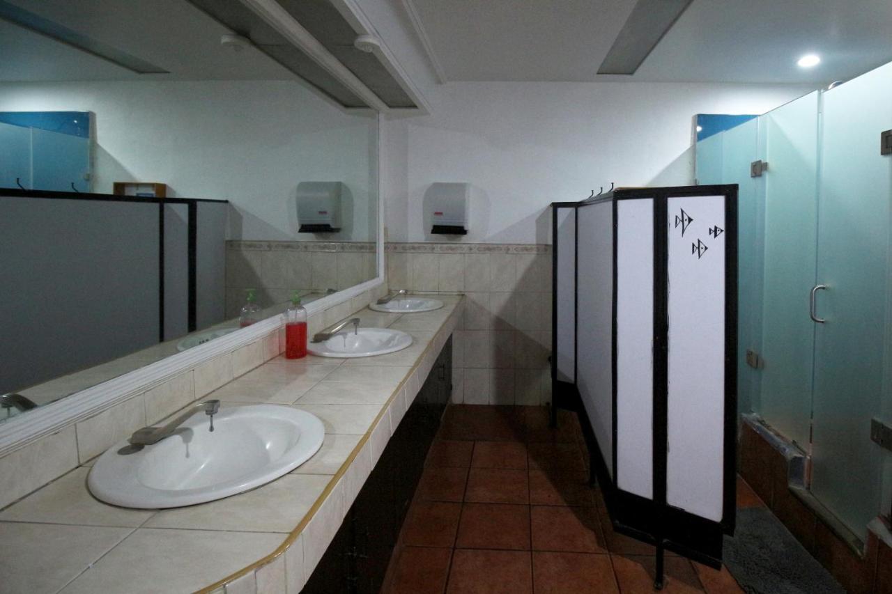 Cama en habitación compartida femenina de 8 camas