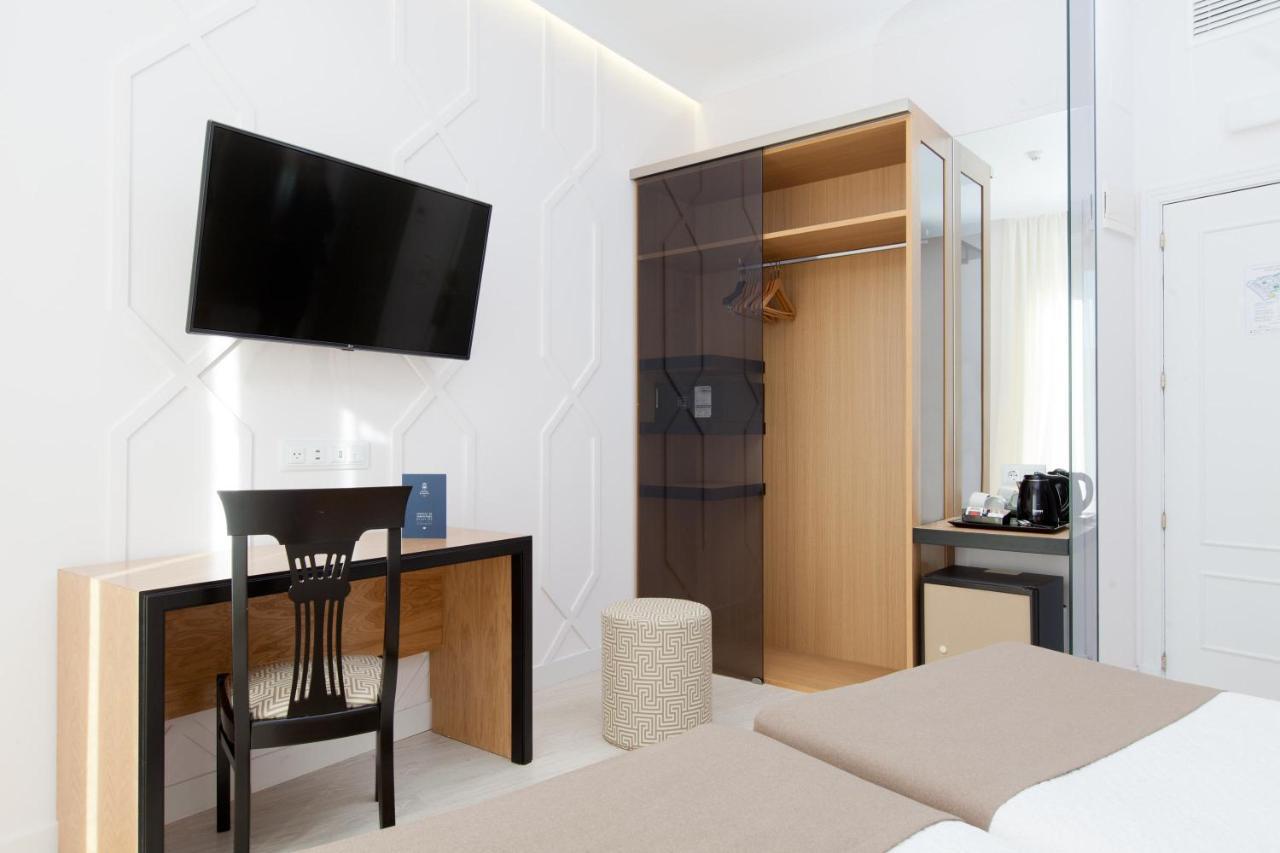 Two Connecting Double Rooms Puerta del Sol View