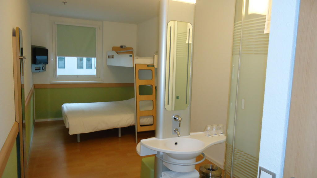 Standard Room 1 Double 1 Single Bed,73703699:JPEG