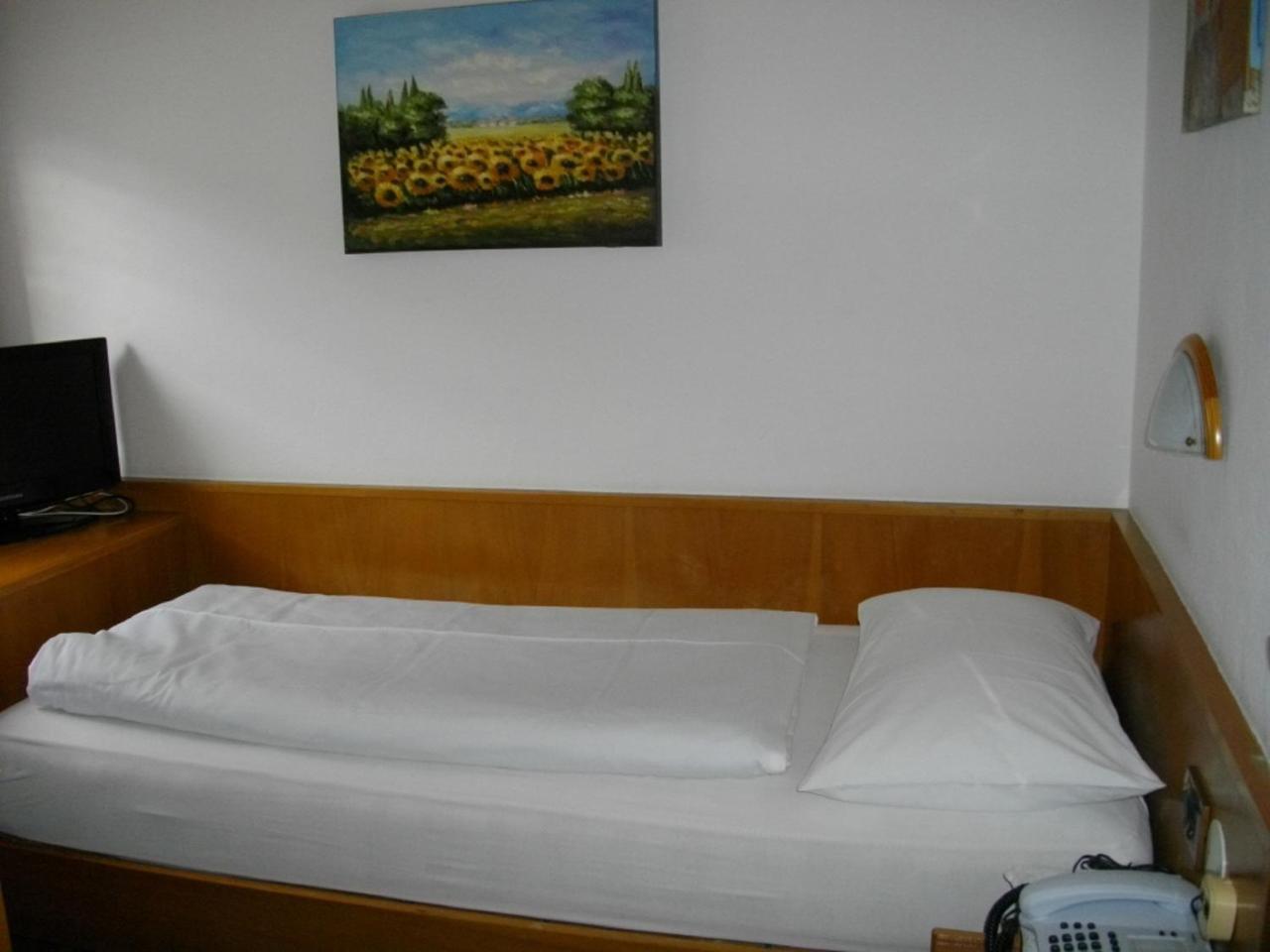 Single Room,743051854:JPEG