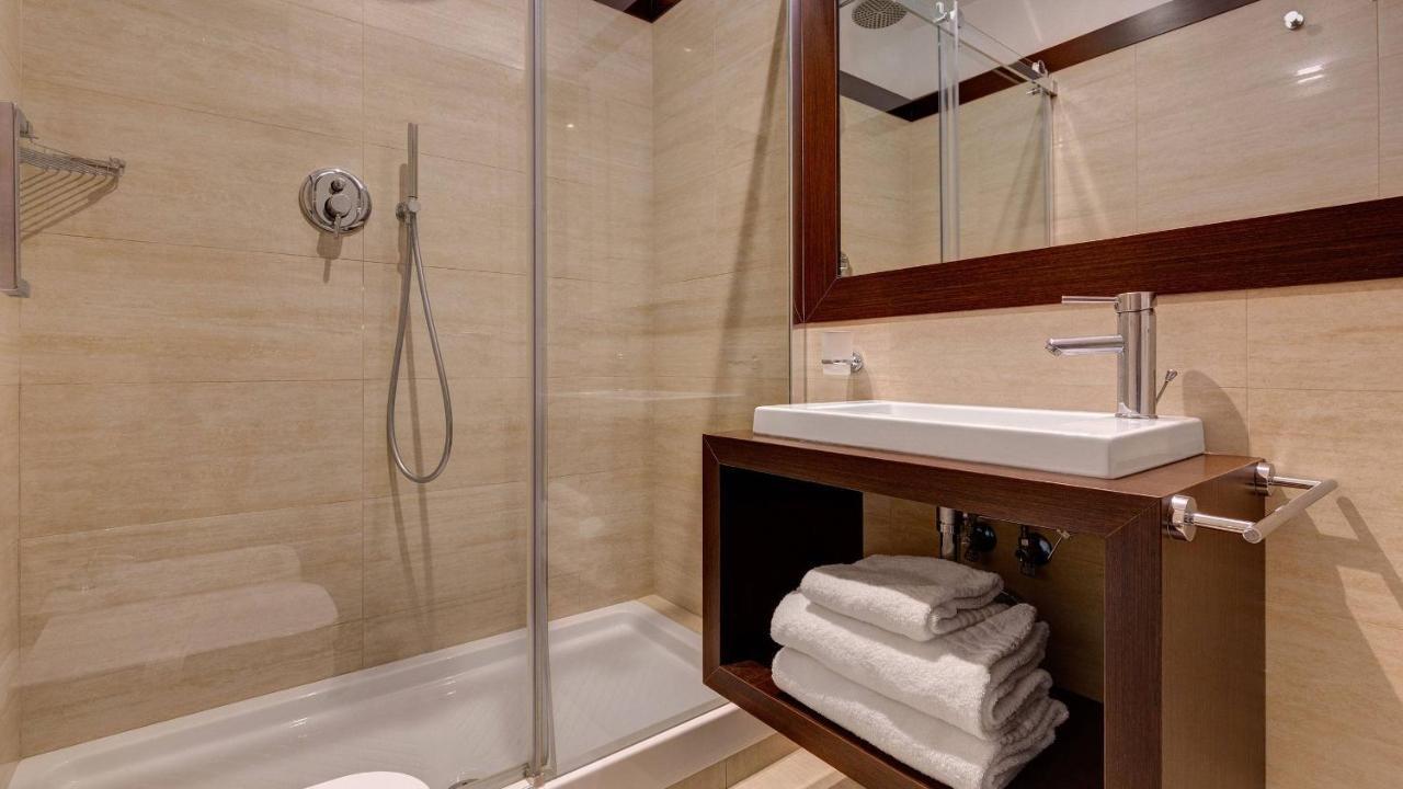 One-Bedroom Apartment,813372597:JPEG