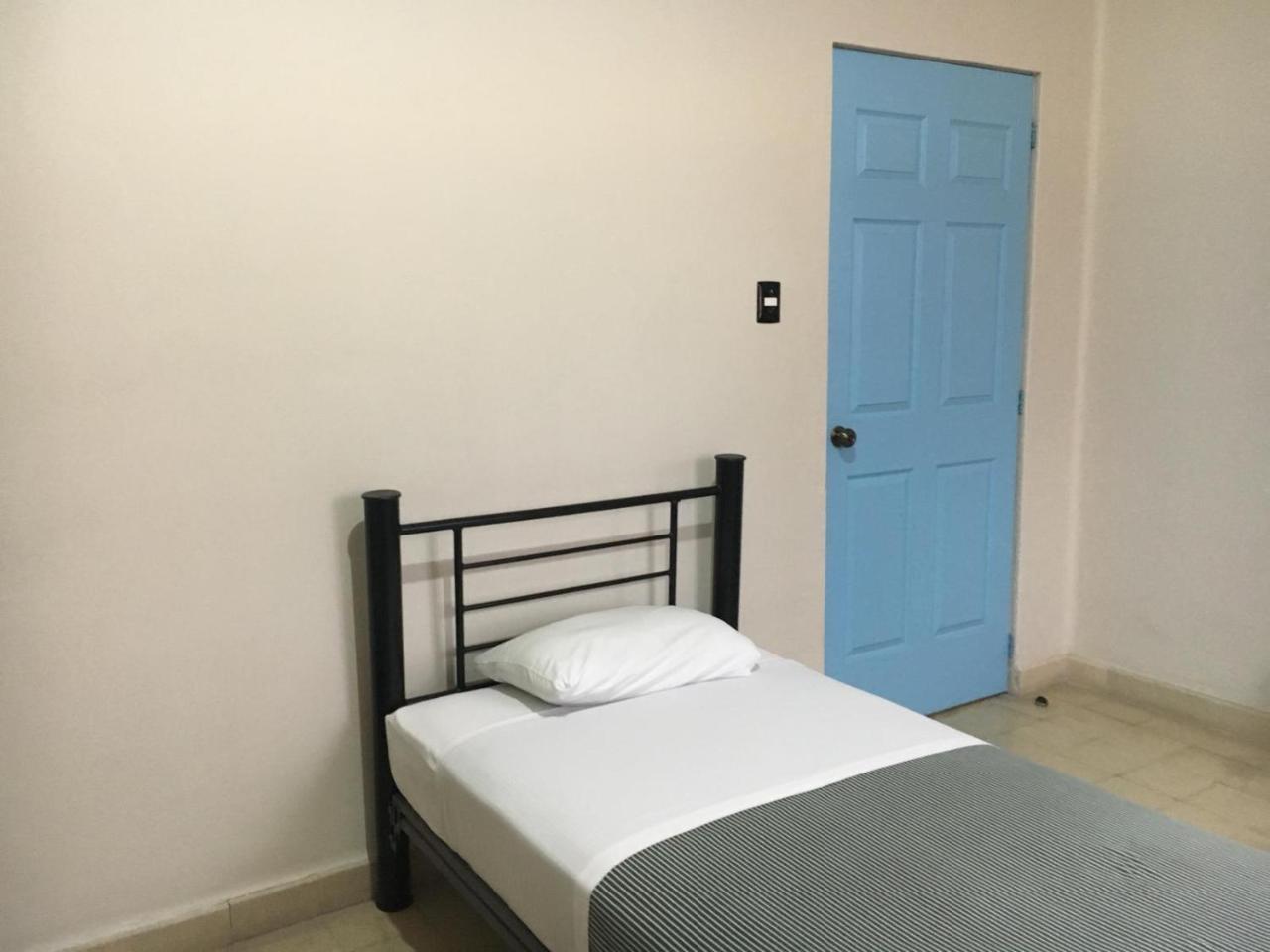 Cama en habitación femenina compartida de 4 camas