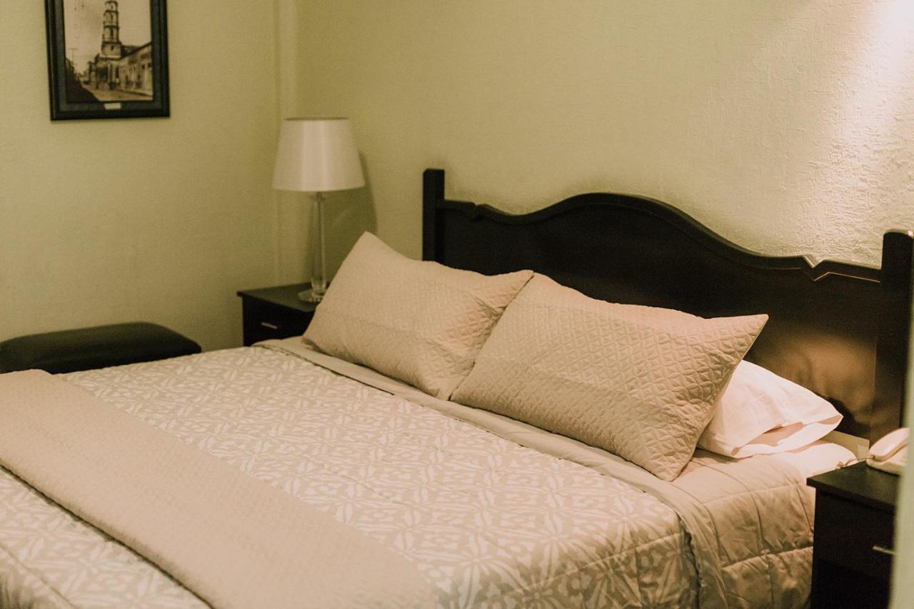 Habitación con cama extragrande.