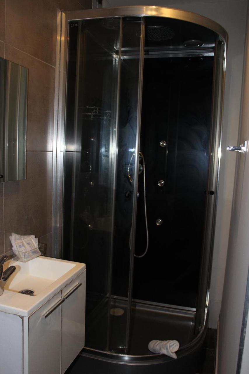 Camera Matrimoniale/Doppia con Letti Singoli con Bagno in Comune