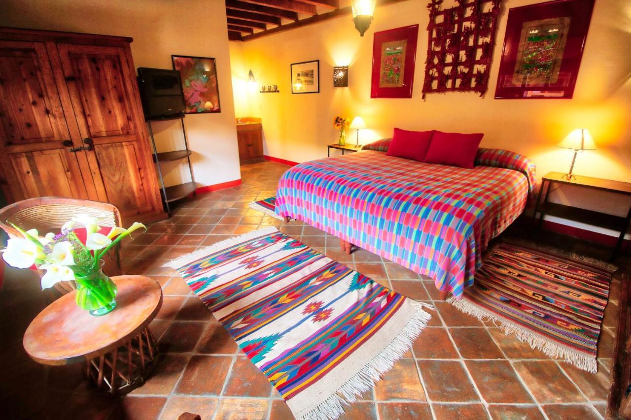 Habitación con cama extragrande.