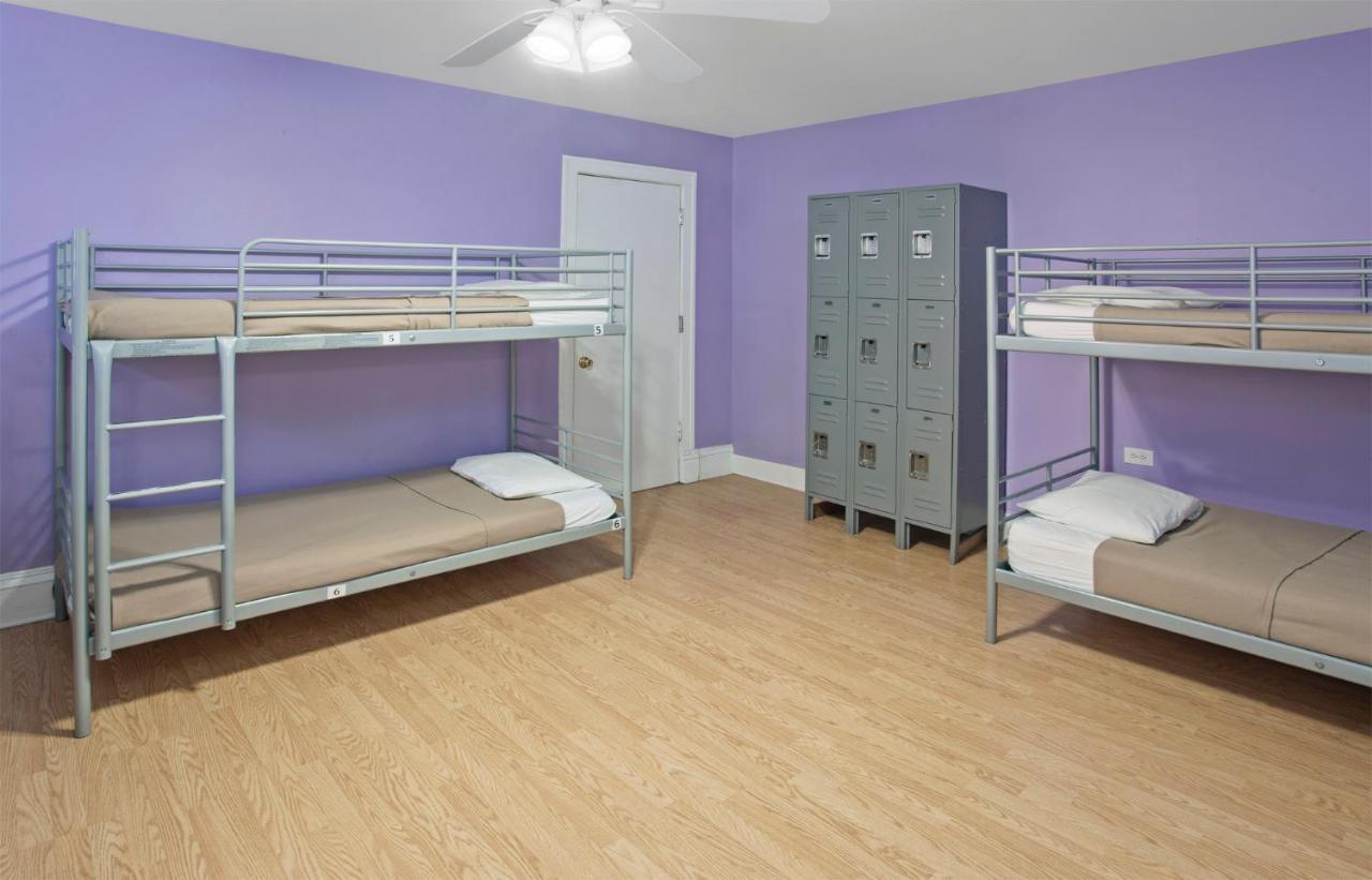 Cama en habitación compartida femenina de 8 camas