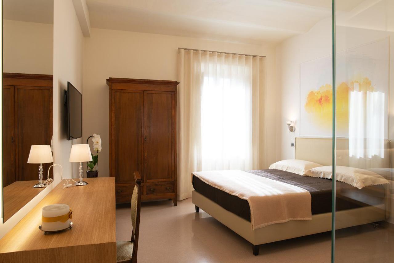Deluxe Double Room,761225138:JPEG