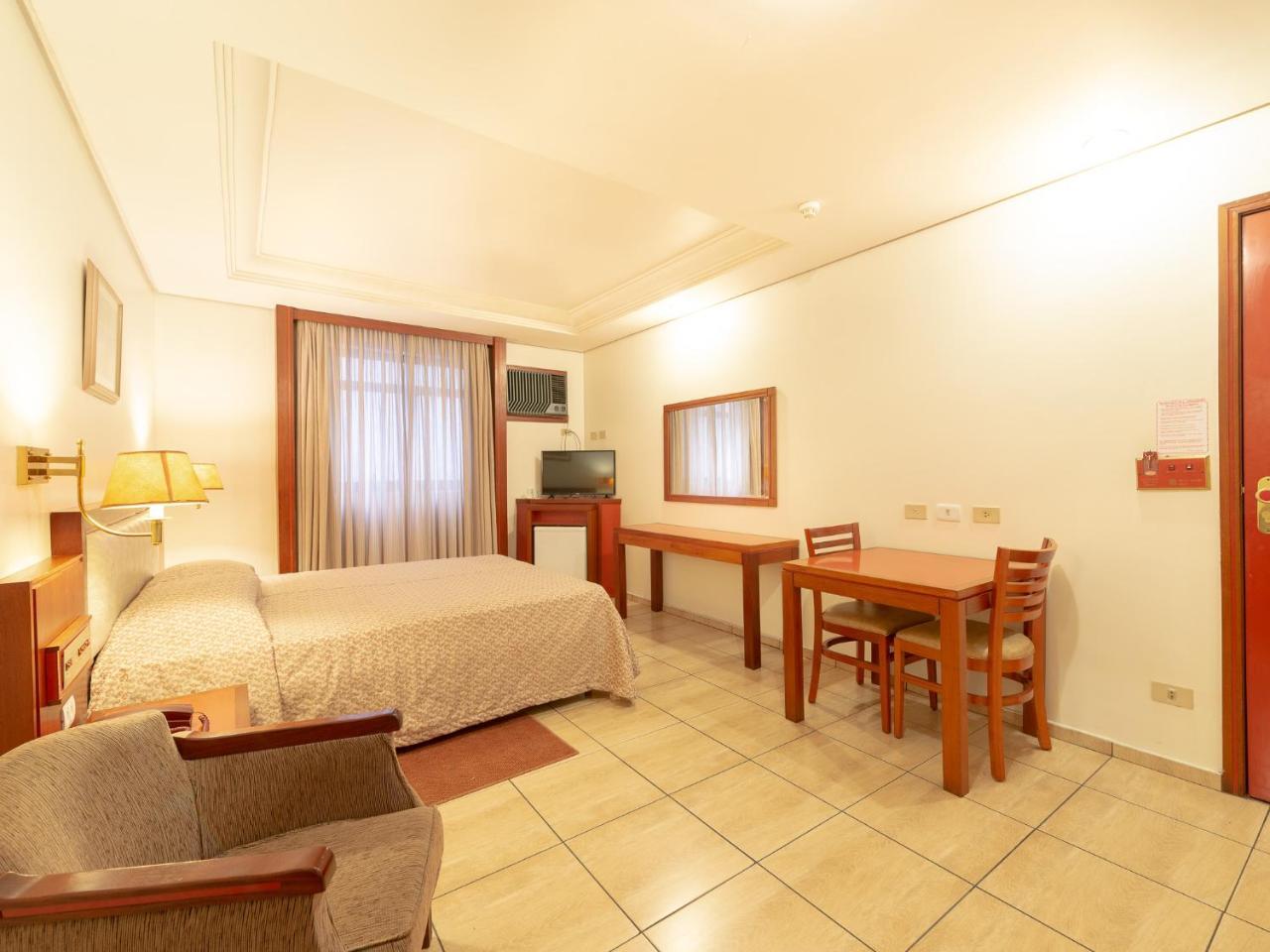 Quarto Duplo Standard com Cama de Casal