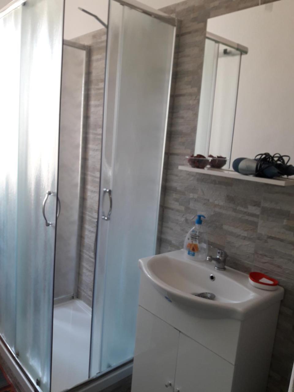 Camera Matrimoniale con Bagno in Comune