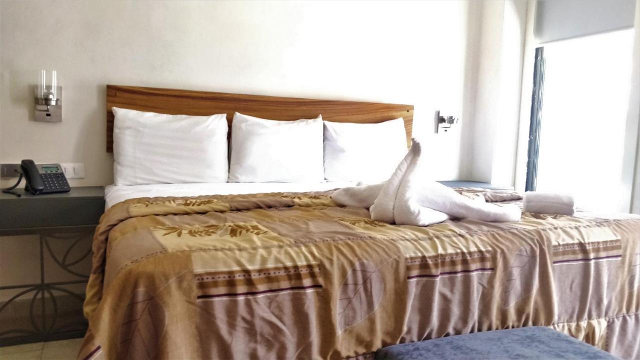 Habitación con cama extragrande.