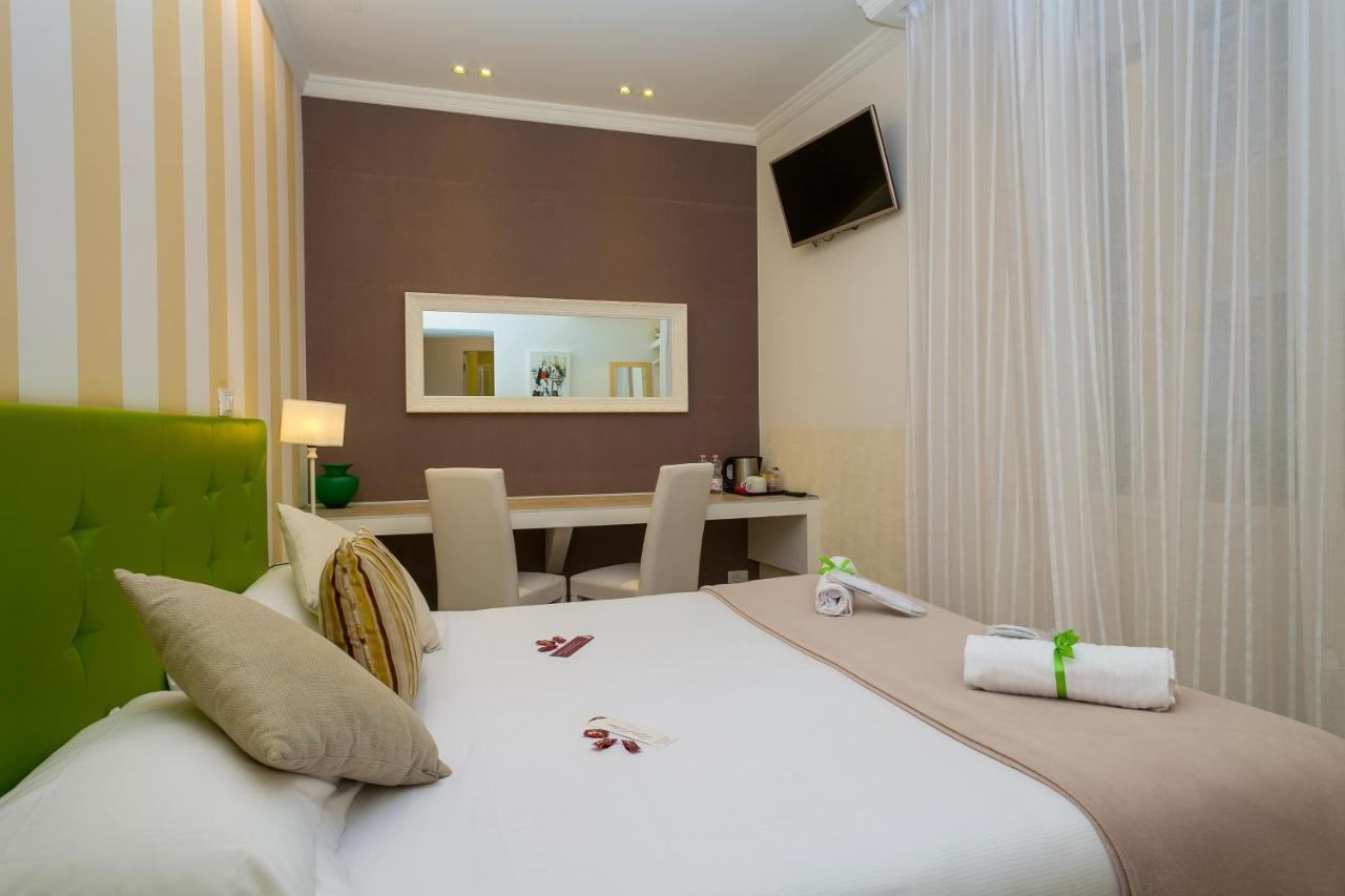 Standard Double or Twin Room,775121107:JPEG