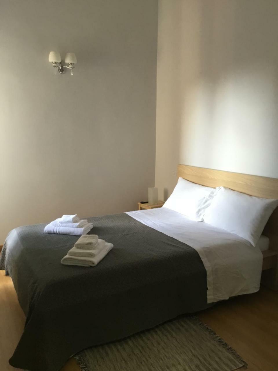 Small Double Room,784407324:JPEG