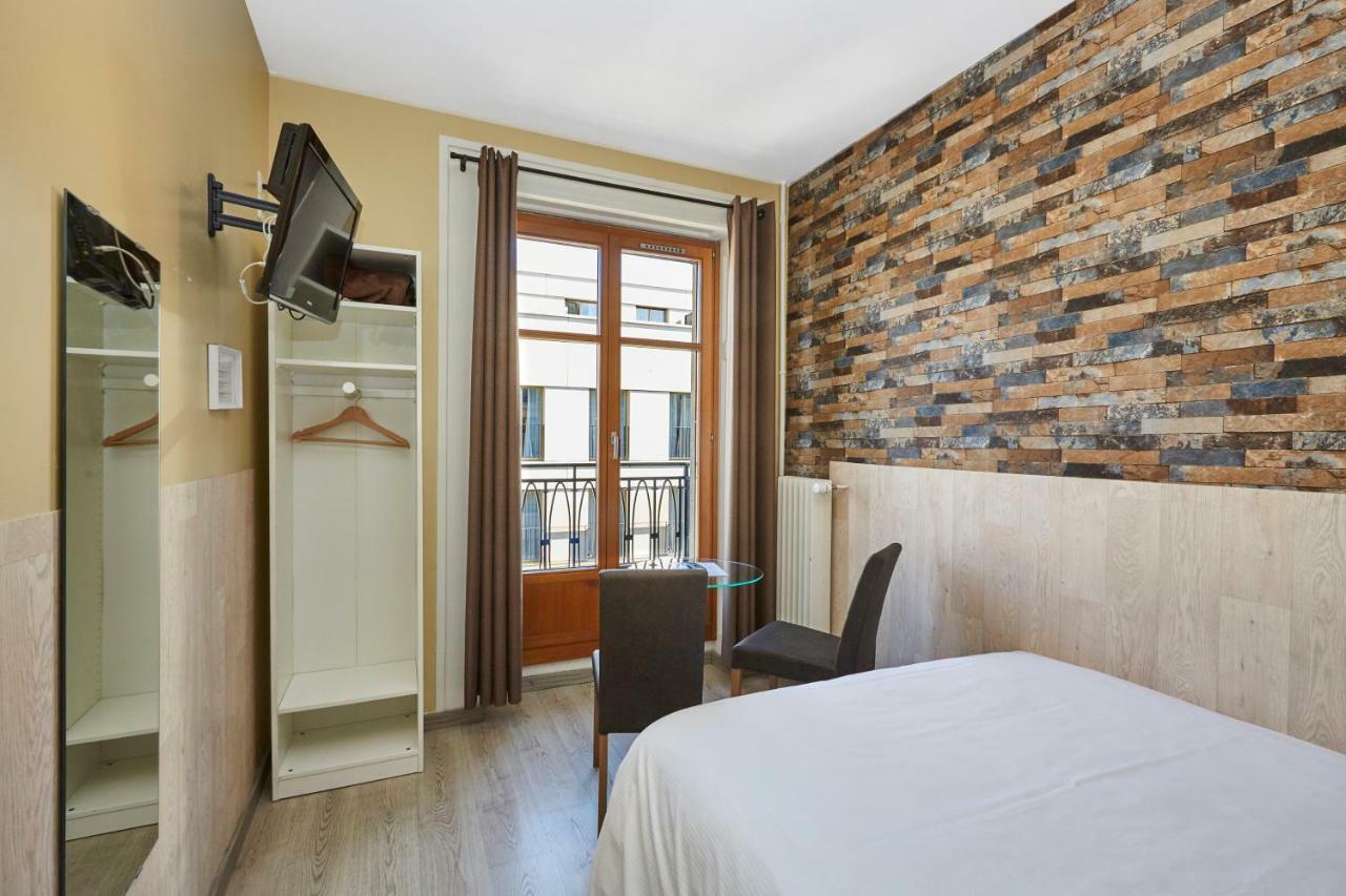 Small Double Room,784066713:JPEG