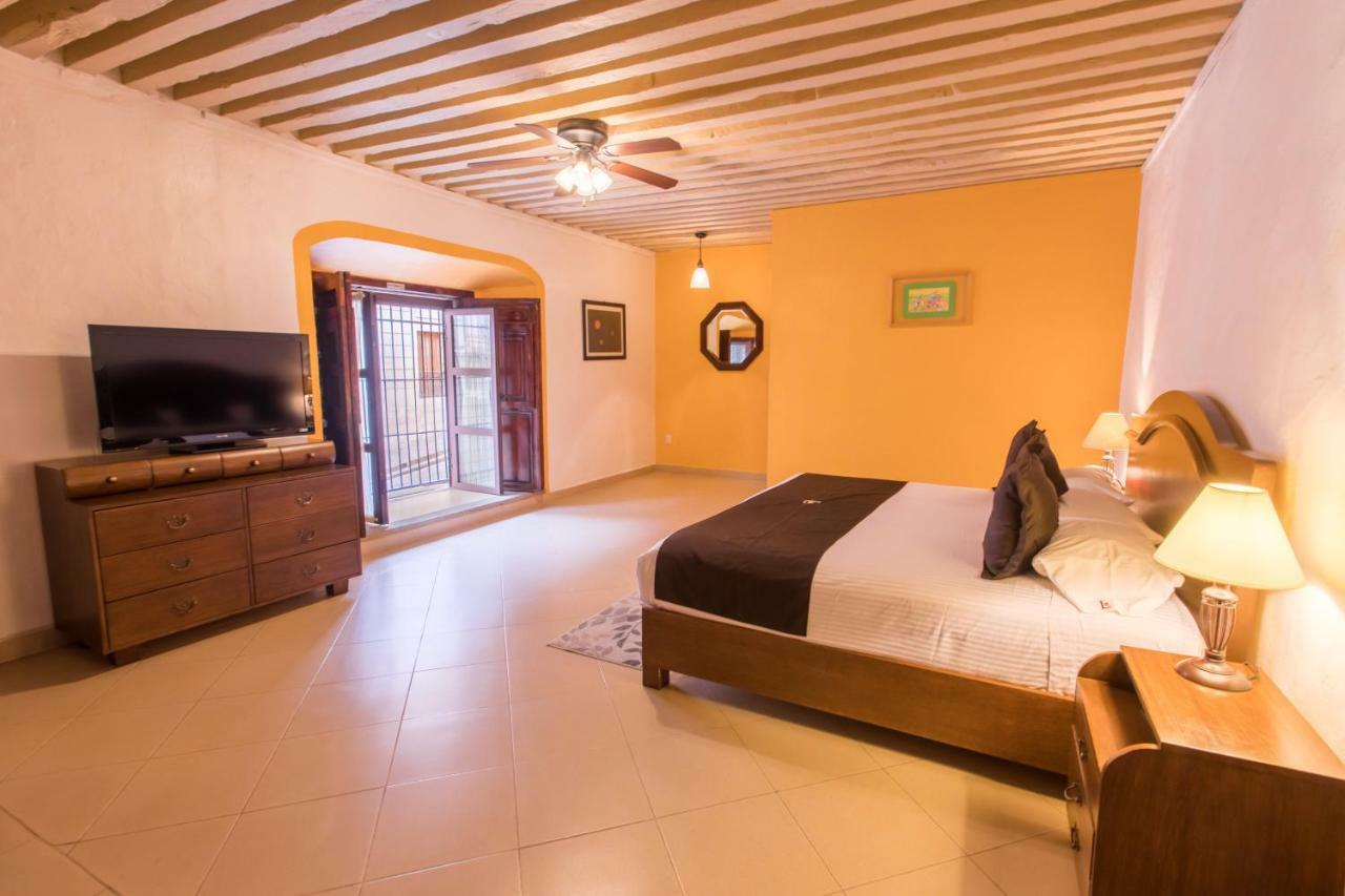 Habitación con cama extragrande.
