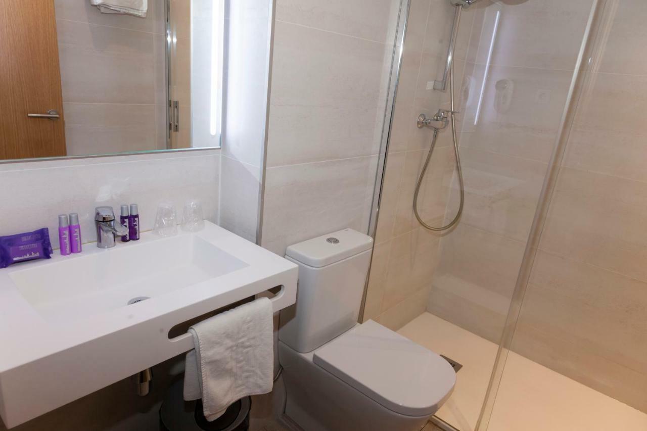 Single Room Bathroom,790927119:JPEG