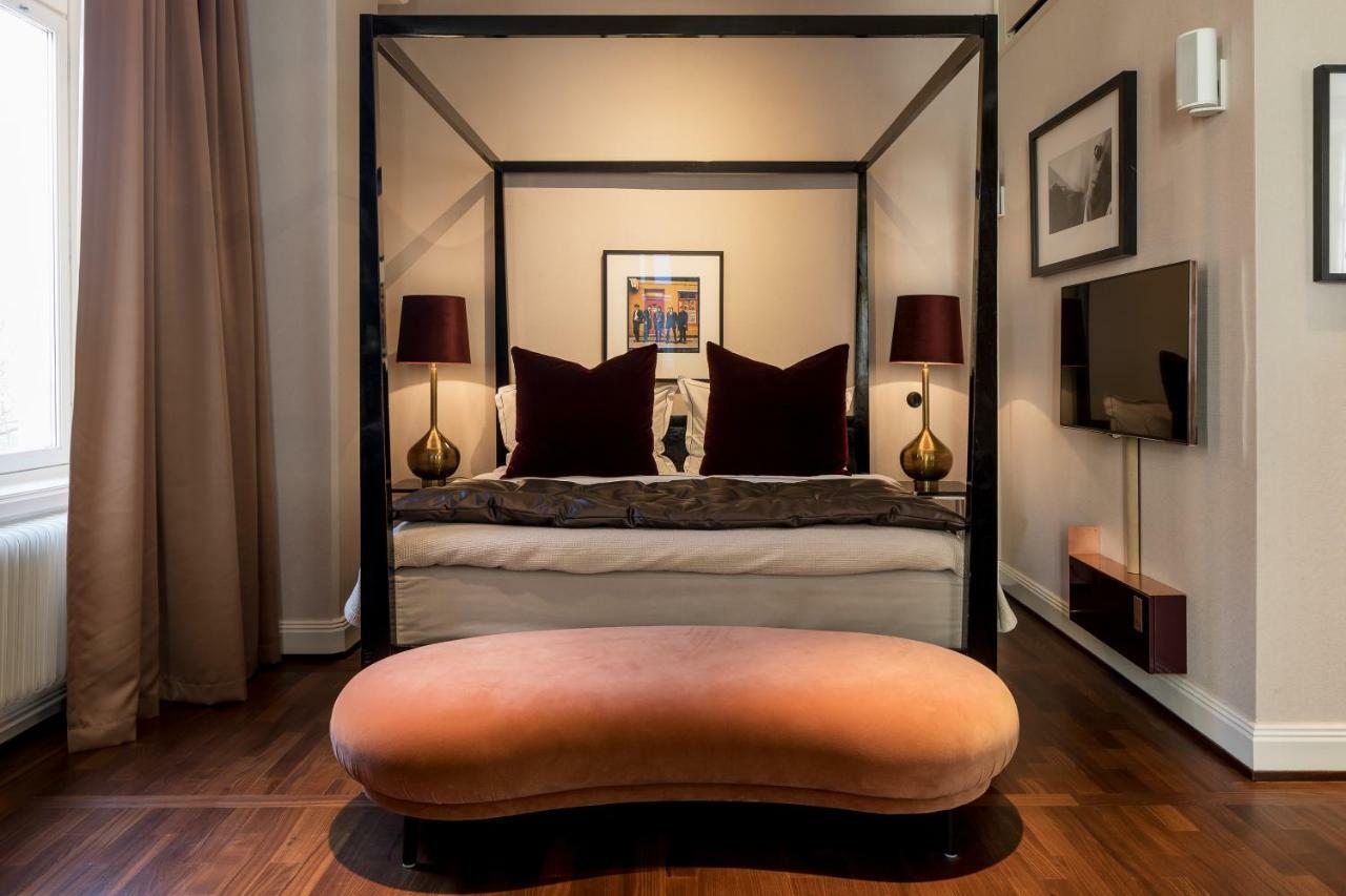 Großes Zimmer mit Kingsize-Bett und Straßenblick