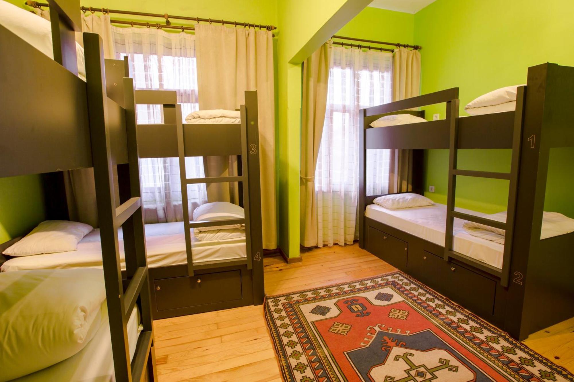 Posto Letto in Dormitorio Misto con 6 Letti