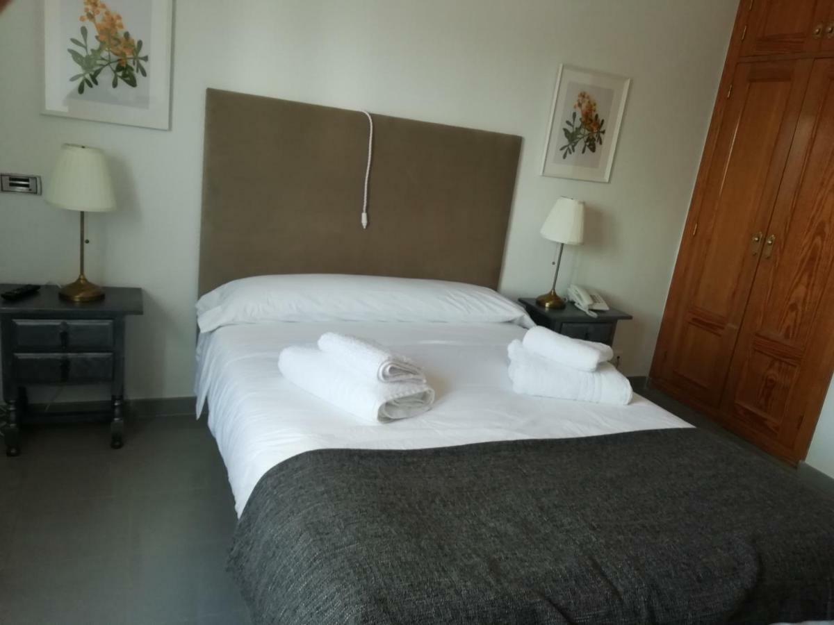 Habitación con cama grande