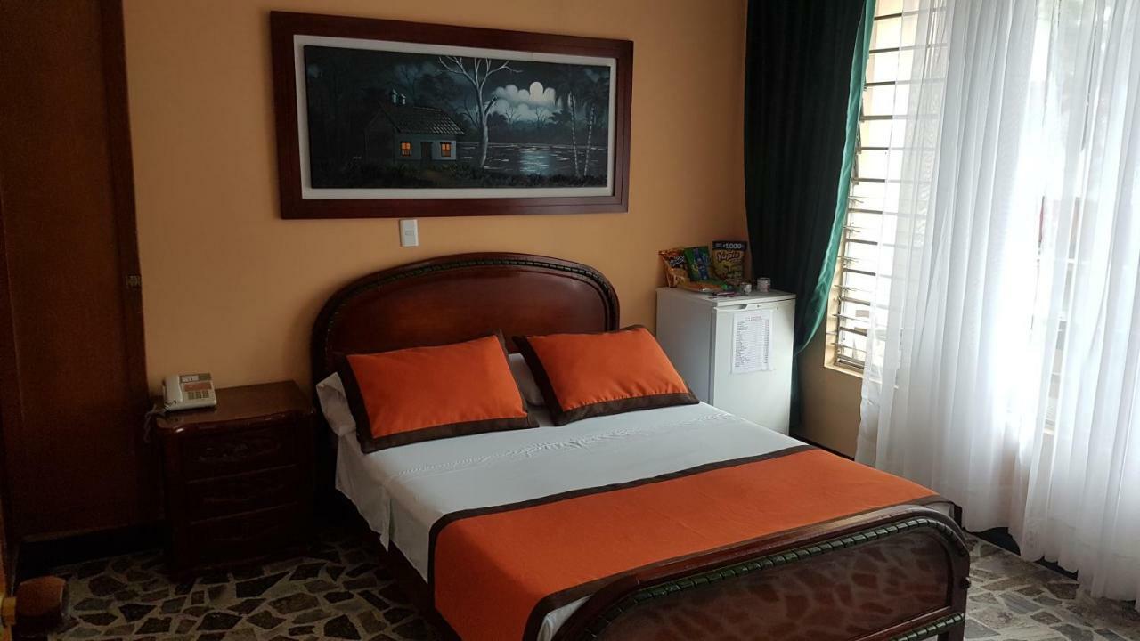 Habitación con cama grande y balcón