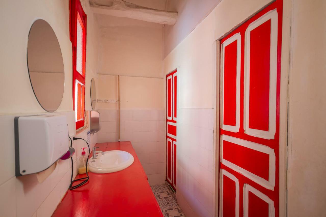 Cama en habitación compartida femenina de 8 camas