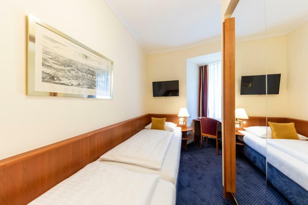 Quadruple Room PREMIUM courtyard view