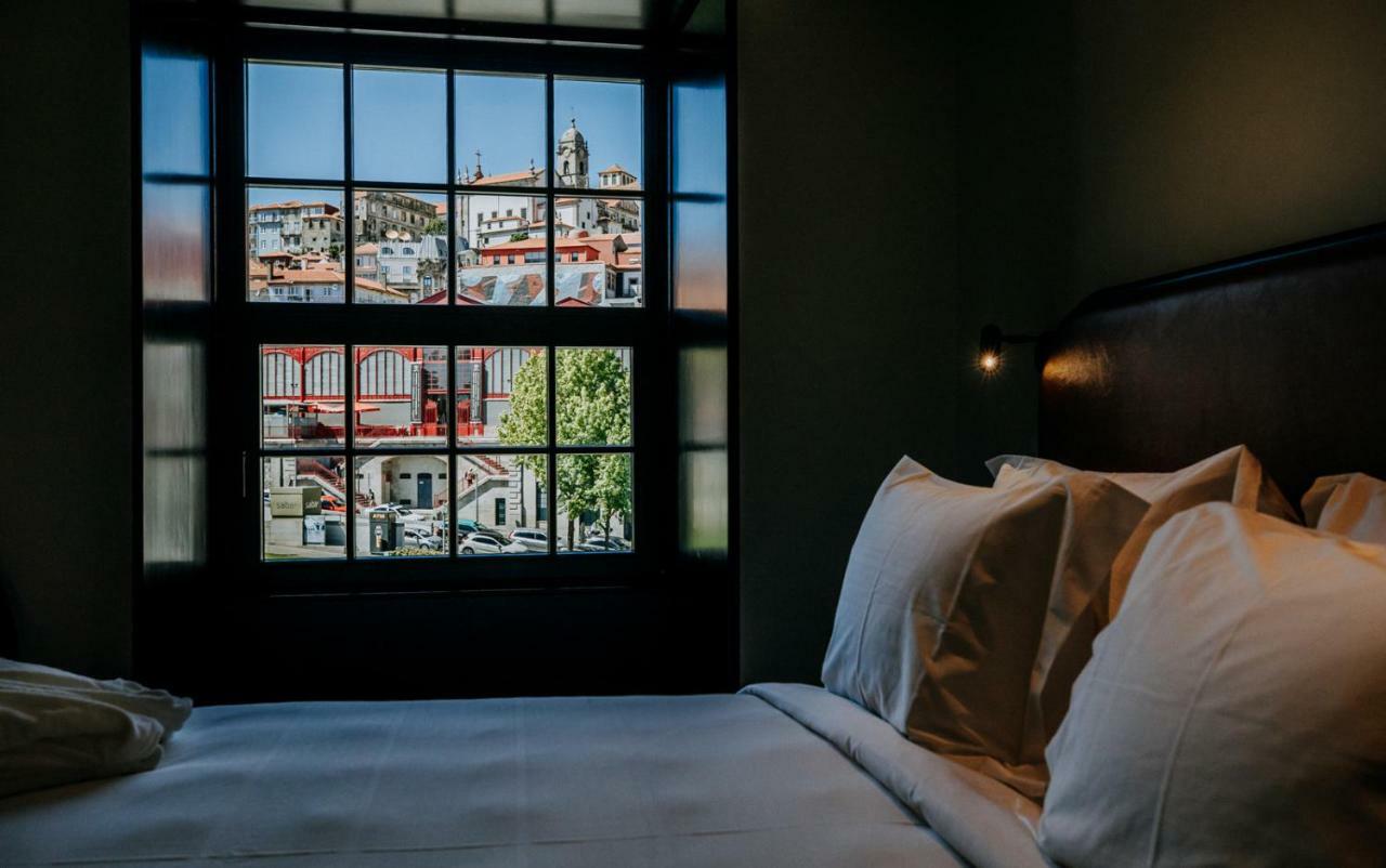 Cozy Room with City View,813847016:JPEG