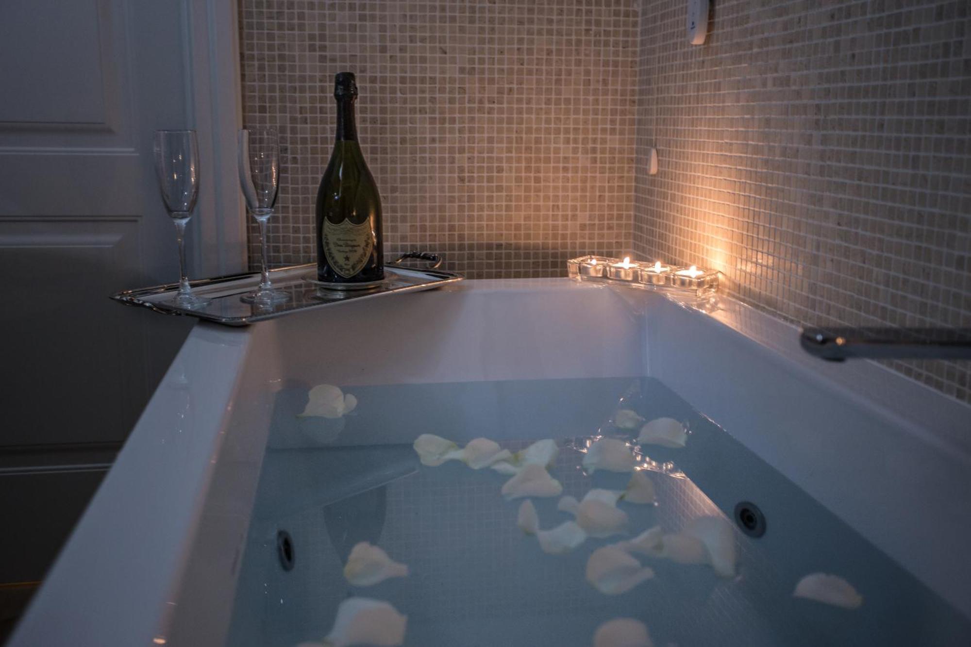 King Room Spa Bath,663793536:JPEG
