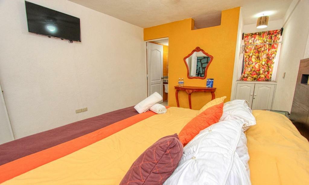 Habitación con cama extragrande.