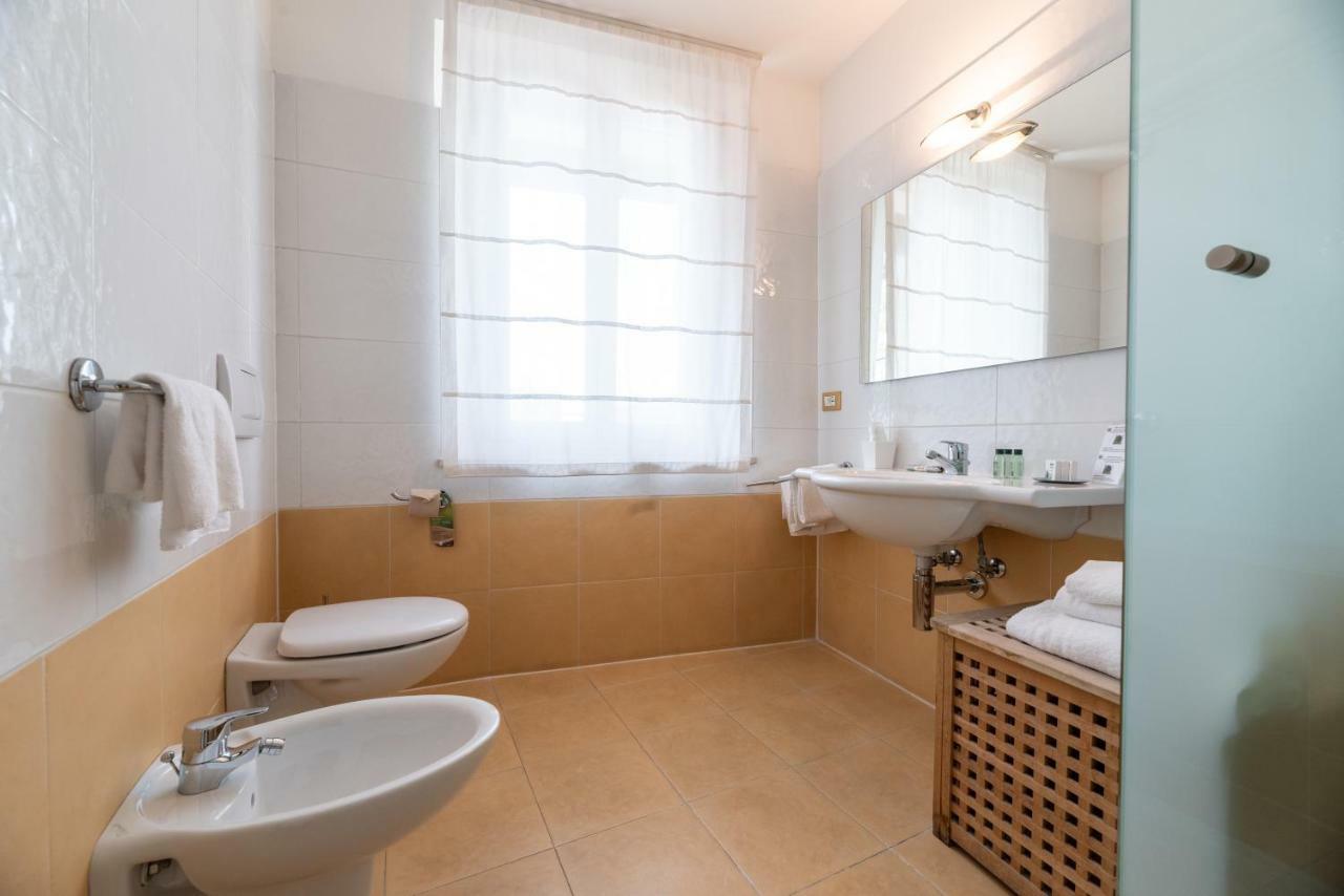Comfort Triple Room Shower,1177745677:JPEG