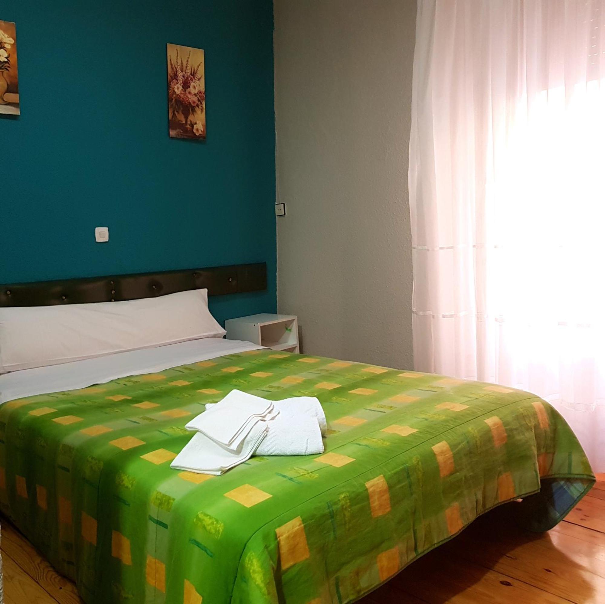 Habitación con cama grande y balcón