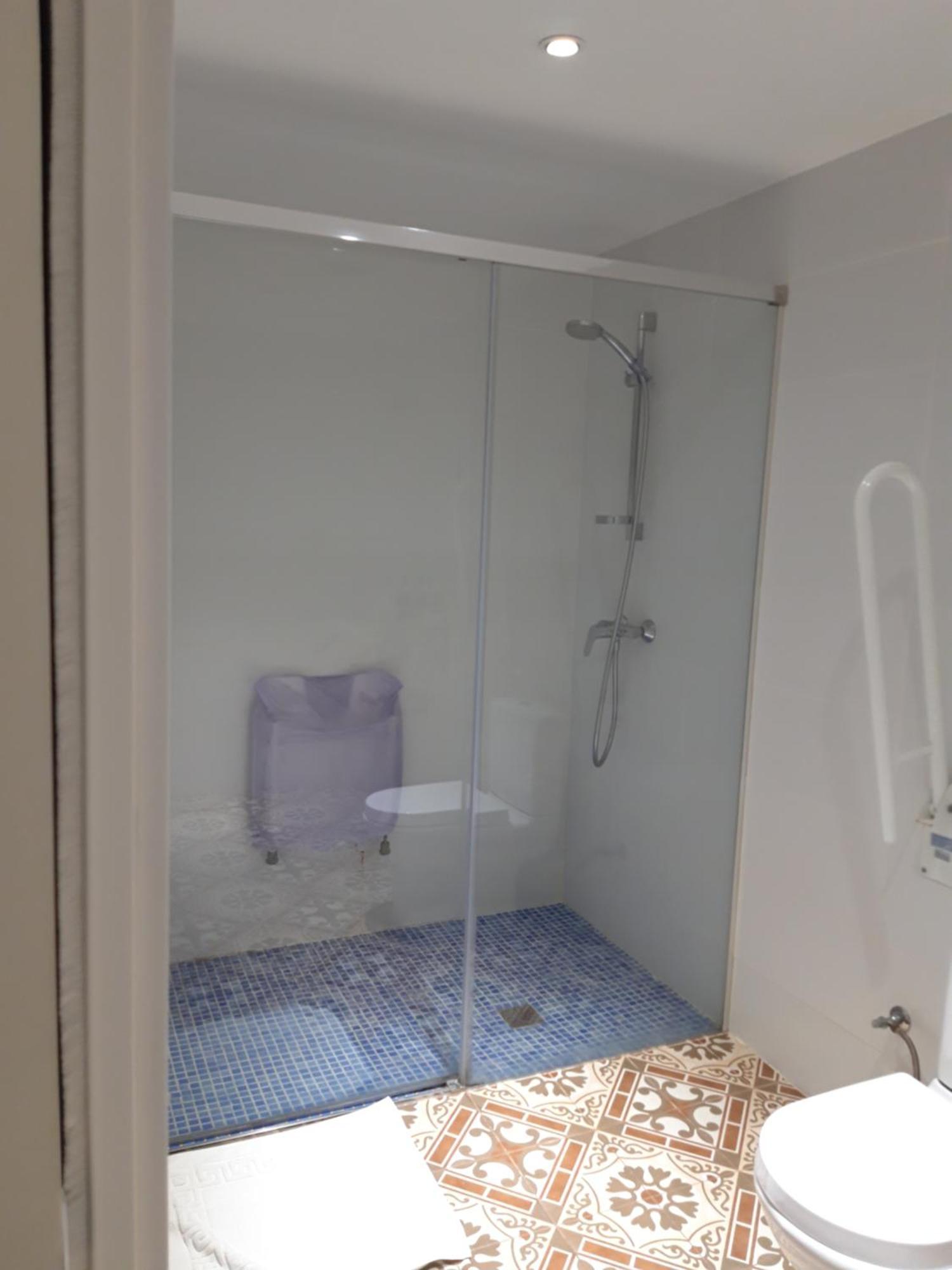 Single Room Disability Access Private Bathroom,820673030:JPEG