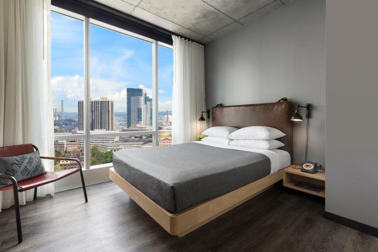 Habitación Center Stage con vistas a la ciudad y ducha accesible en silla de ruedas - 1 cama grande - Adaptada para personas con movilidad reducida
