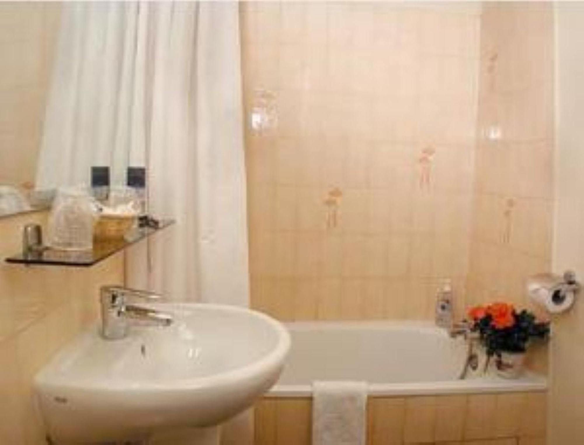 Twin Room,692243553:JPEG