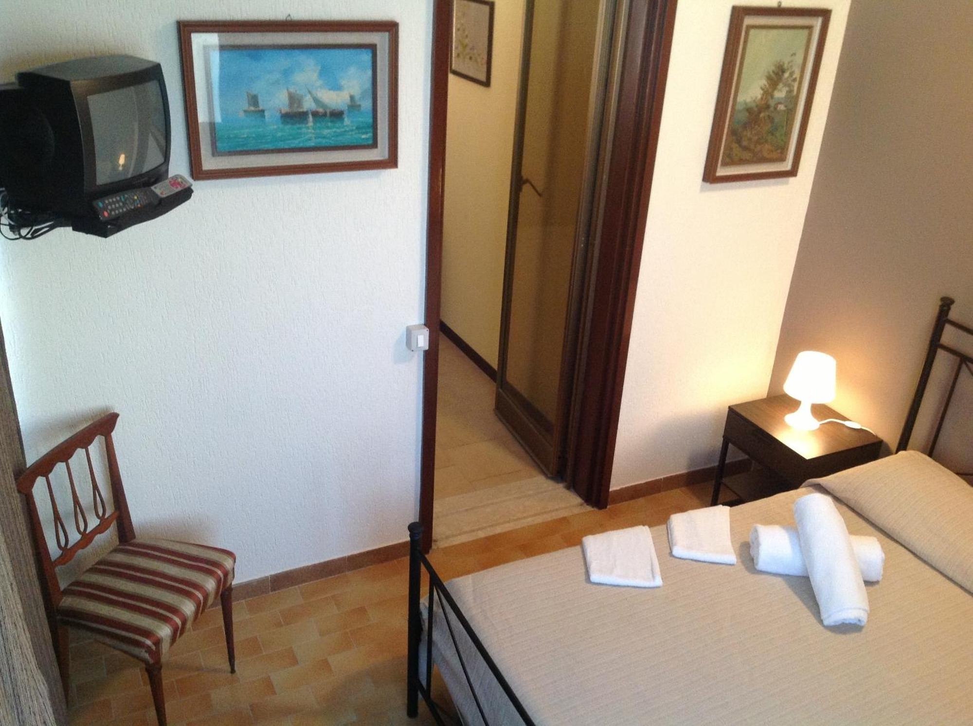 Triple Room Bathroom,161985270:JPEG