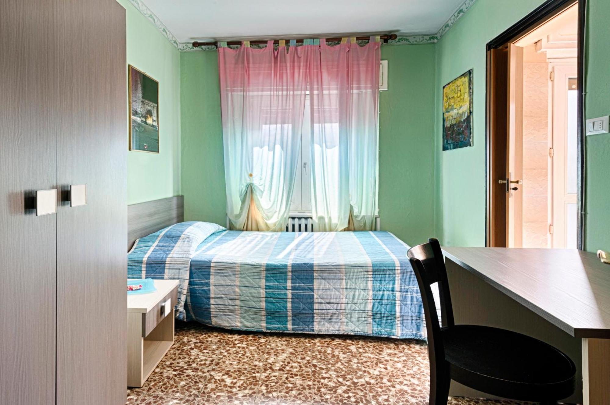 Single Room,709979050:JPEG