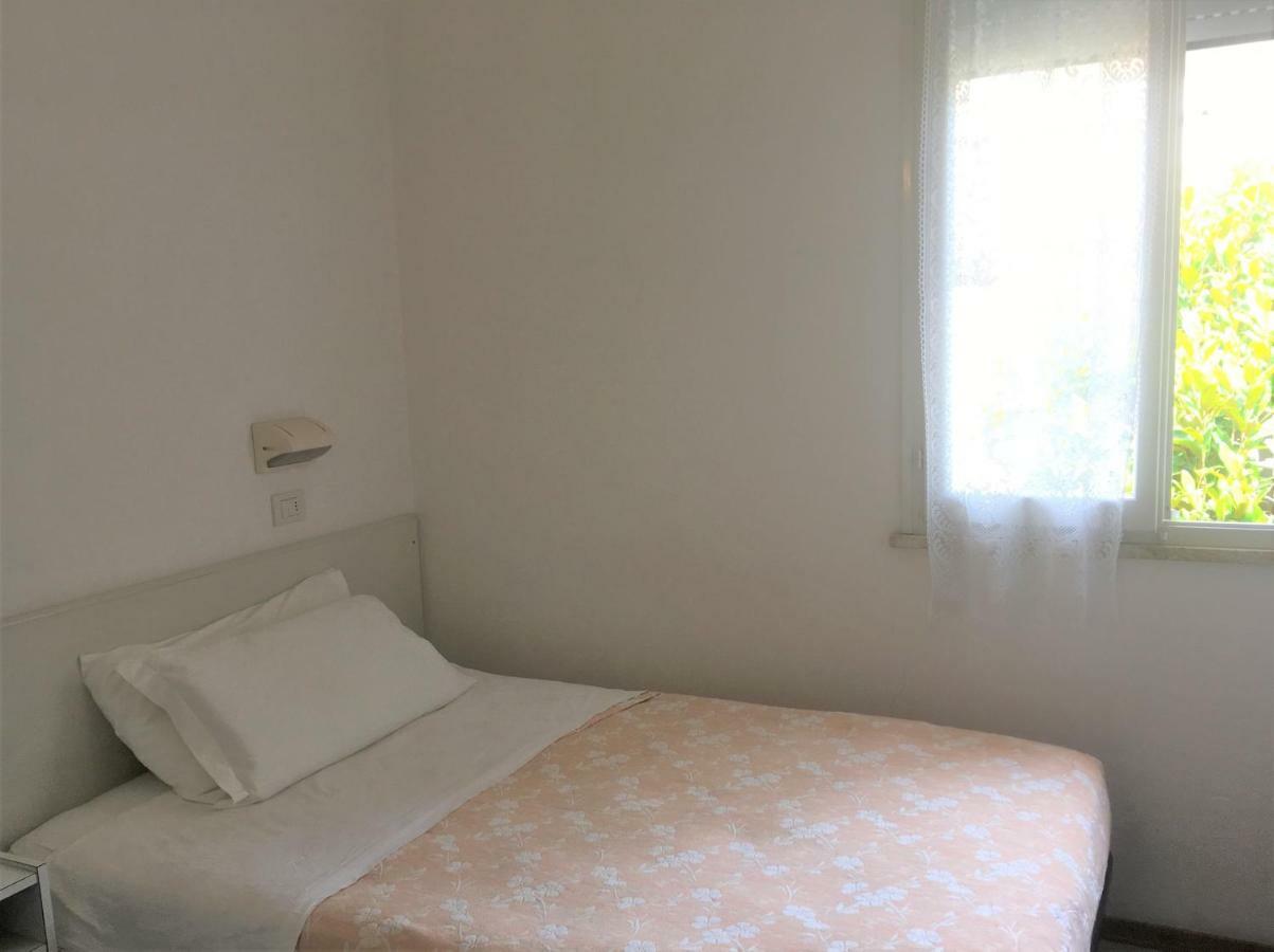 Single Room,827110811:JPEG