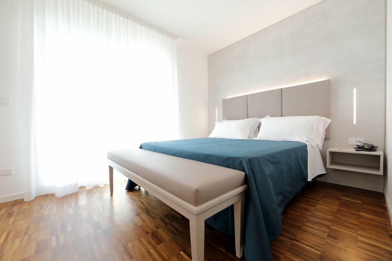 Deluxe Room,831149768:JPEG